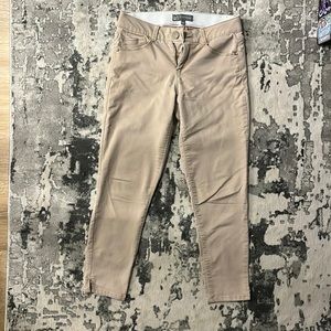 A perfect basic khaki capri!